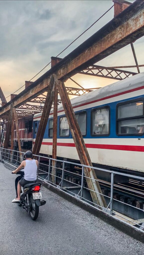 budget travel itinerary - a passing train at Long Bien bridge