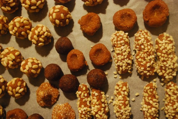 Panellets Petits Gateaux Aux Amandes Catalans Pour La Toussaint J Aime Trop Manger Panellets Petits Gateaux Aux Amandes Catalans Pour La Toussaint J Aime Trop Manger