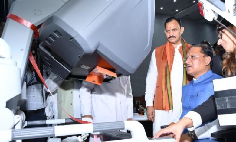 Robotic Surgical System : एम्स रायपुर में ‘देव हस्त’ रोबोटिक सर्जिकल सिस्टम का मुख्यमंत्री ने किया शुभारंभ, मरीजों के परिजनों के लिए एम्स रायपुर में बनेगा सर्व-सुविधायुक्त परिजन निवास- मुख्यमंत्री साय, मुख्यमंत्री ने स्वयं किया ‘देव हस्त’ पर पहला ड्राई लैब डिसेक्शन Robotic Surgical System : एम्स रायपुर में ‘देव हस्त’ रोबोटिक सर्जिकल सिस्टम का मुख्यमंत्री ने किया शुभारंभ, मरीजों के परिजनों के लिए एम्स रायपुर में बनेगा सर्व-सुविधायुक्त परिजन निवास- मुख्यमंत्री साय, मुख्यमंत्री ने स्वयं किया ‘देव हस्त’ पर पहला ड्राई लैब डिसेक्शन