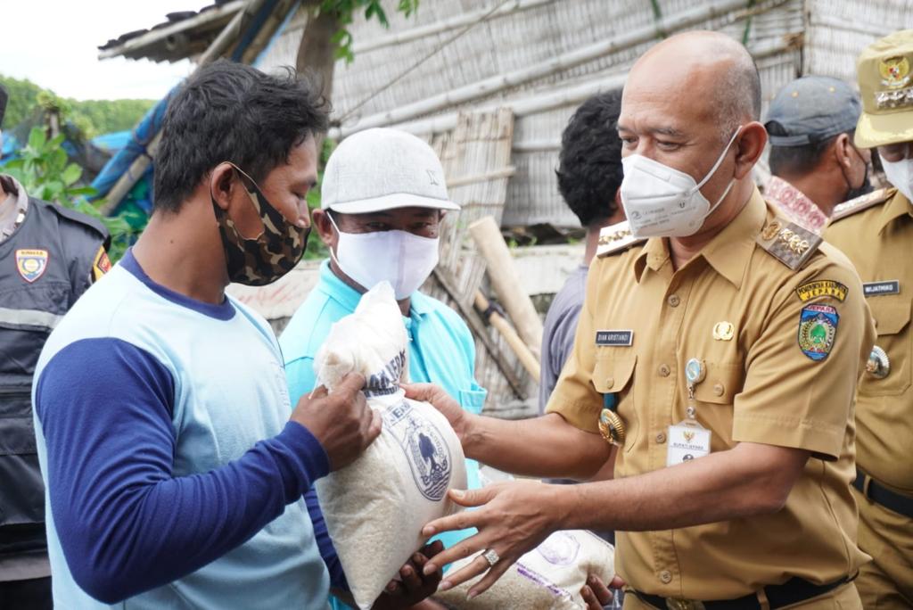 Bantuan Beras bagi Nelayan Desa Kedungmalang - Pemerintah Provinsi Jawa  Tengah