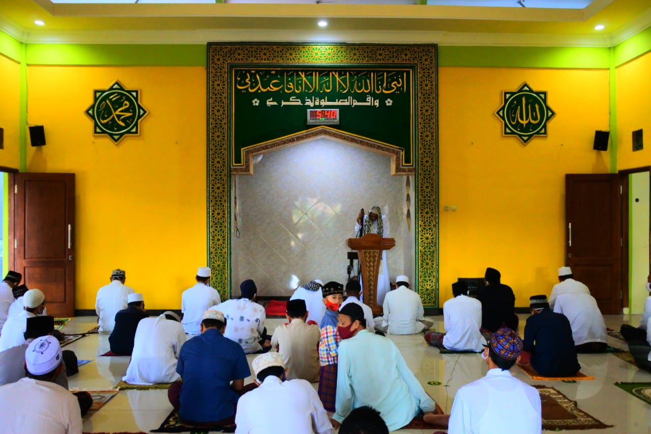 Warga GSK Salat Idul Adha Patuhi Prokes Covid-19 - Javasatu