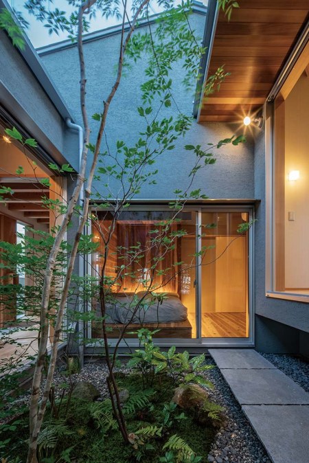 2026aichi_mh-archi-s5 四季折々の景色や外の空気を感じることで、気持ちの切り替えを促す効果を考えて、写真中央奥の寝室スペースへのメイン動線は、中庭を経由してアプローチ。室内経由のサブの動線も確保されている。