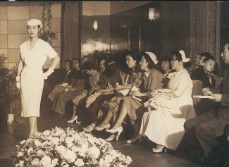 2026hyogo_maxim2 1957年 朝日会館でのファッションショー。おしゃれを愉しむ姿は戦後の平和の到来を体現しているかのようだった
