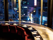 2026hyogo_misono2 8階にあるロングカウンター。ぐるりと窓際に配されたカウンターは圧巻だ。窓越しの夜景も存分に味わいたい