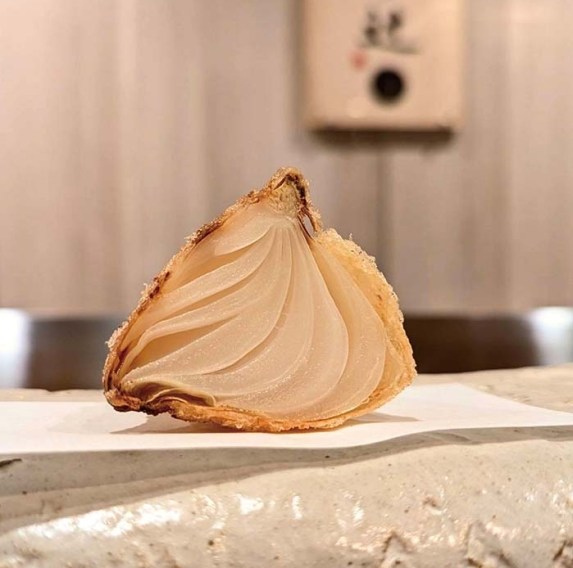 2026hyogo_tempura-tuji7 地元の名産、南淡路産の玉葱を使用し、低温でじっくり揚げた玉葱の天ぷら。サクッとした衣から甘みが溢れ出る