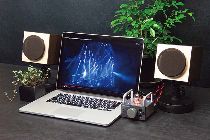 2026nagano_mh-audio10 デスクトップの使用例、Mac Book Pro 15インチと。スピーカーは「WAON(和音)」+「WAON専用スタンド」。アンプは小型真空管アンプ「UA-1」(バイブレーションモデル)。