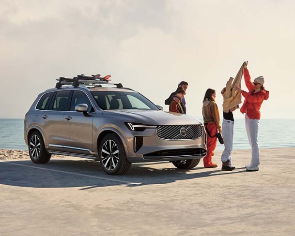 2026nagano_volvo3 XC90 Ultra B5 AWD 磨きをかけた外観に広い室内。際立つ存在感。ラグジュアリーを極めたプレミアム 7シーターSUV「XC90」。 XC90 Plus B5 AWD 車両本体価格 ¥10,190,000 XC90 Ultra B5 AWD 車両本体価格 ¥10,990,000 XC90 Ultra T8 AWD Plug-in hybrid 車両本体価格 ¥12,940,000 ※写真はオプション装着車です。