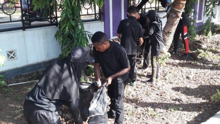 KEGIATAN BERSIH LINGKUNGAN KAMPUS – Pendidikan Jasmani FKIP ULM