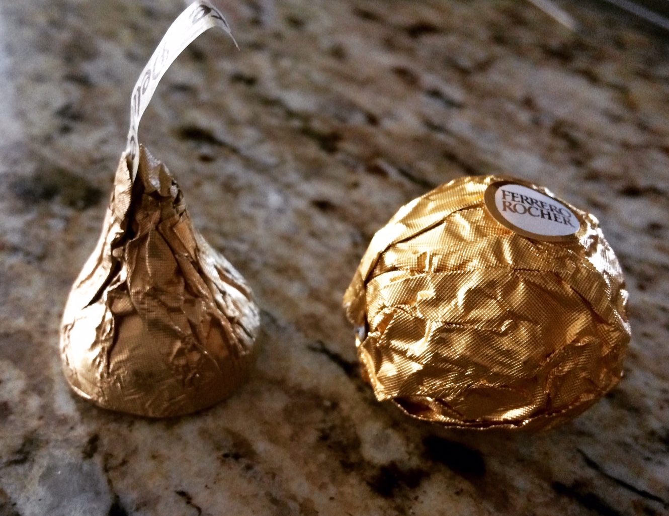 REVIEW BATTLE Hershey's Kisses Deluxe VS. Ferrero Rocher Junk Banter