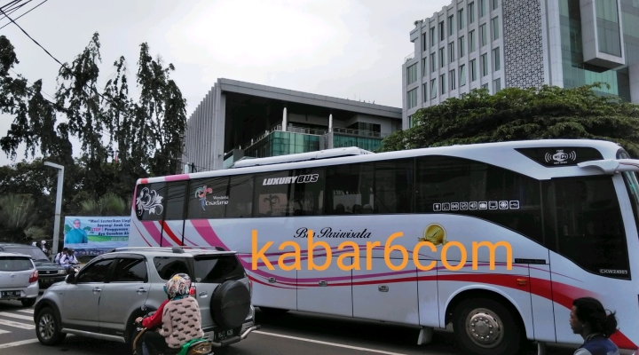 Pada sabtu (10/12) lalu, ia mengunggah foto yang menampilkan sebuah bus di london yang pada badan bus tersebut terpampang wajah presiden . Mayoritas Bus Menuju Acara Jokowi di Pondok Cabe Kosong | Kabar6.com