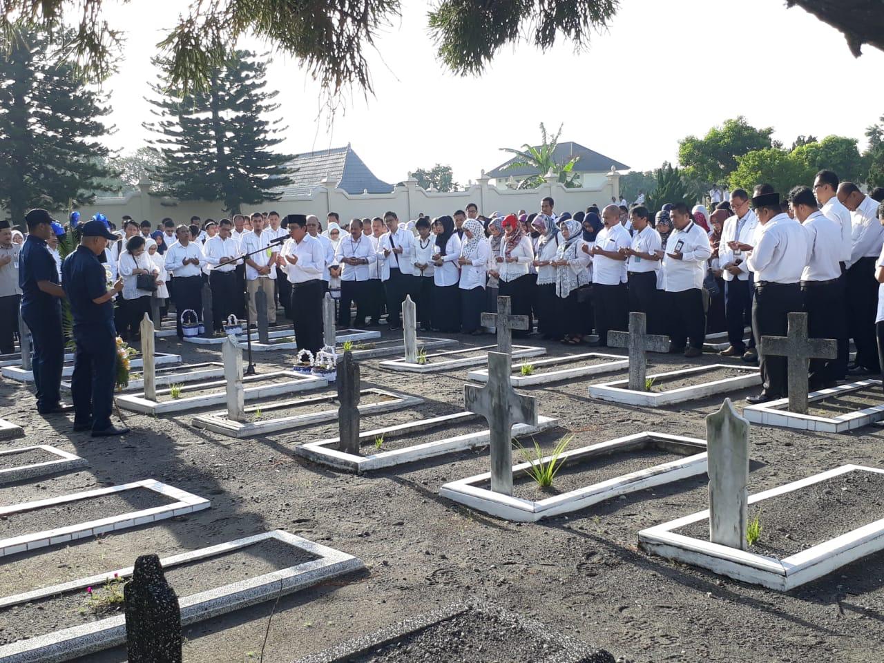 Peringati Dies Fkkmk Ugm Adakan Ziarah Ke Makam Leluhur Kagama Co Majalah Kagama Online