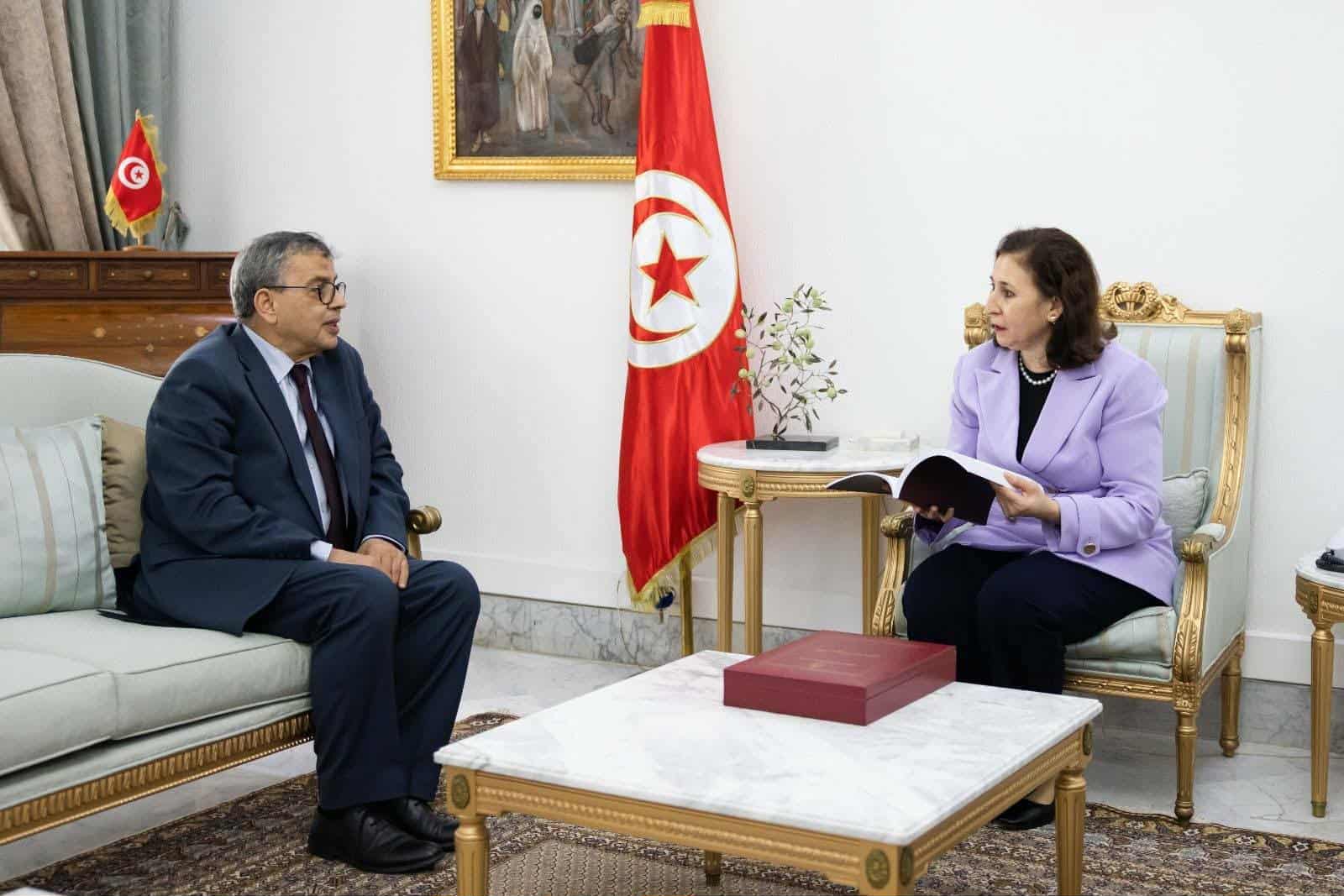 خلال تسلمها التقرير السنوي للبنك المركزي التونسي ل2024، الزنزري تؤكد على التعويل على الذات&hellip;.