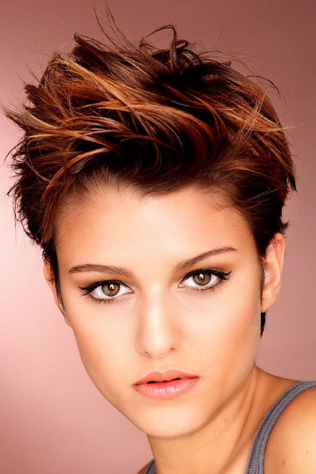 Die haare an den seiten und im nacken sind sehr kurz gehalten (oft nur zwei, drei zentimeter), . Pixie schnitt
