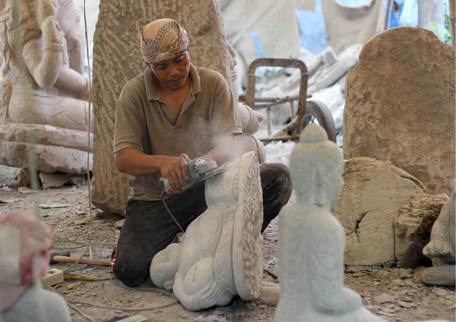 Salah satu material pembuat patung yang cukup tua adalaha. Teknik Dan Alat Pembuatan Patung Keluar Kelas