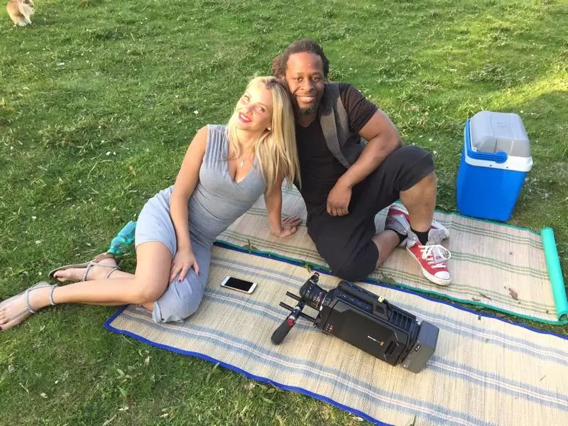 Die anwesenden gäste sind allesamt schwarze menschen, die in der hiesigen medienbranche arbeiten. GlÃ¼xkinder "Liebe liebt" - Musik-Videodreh mit Mola