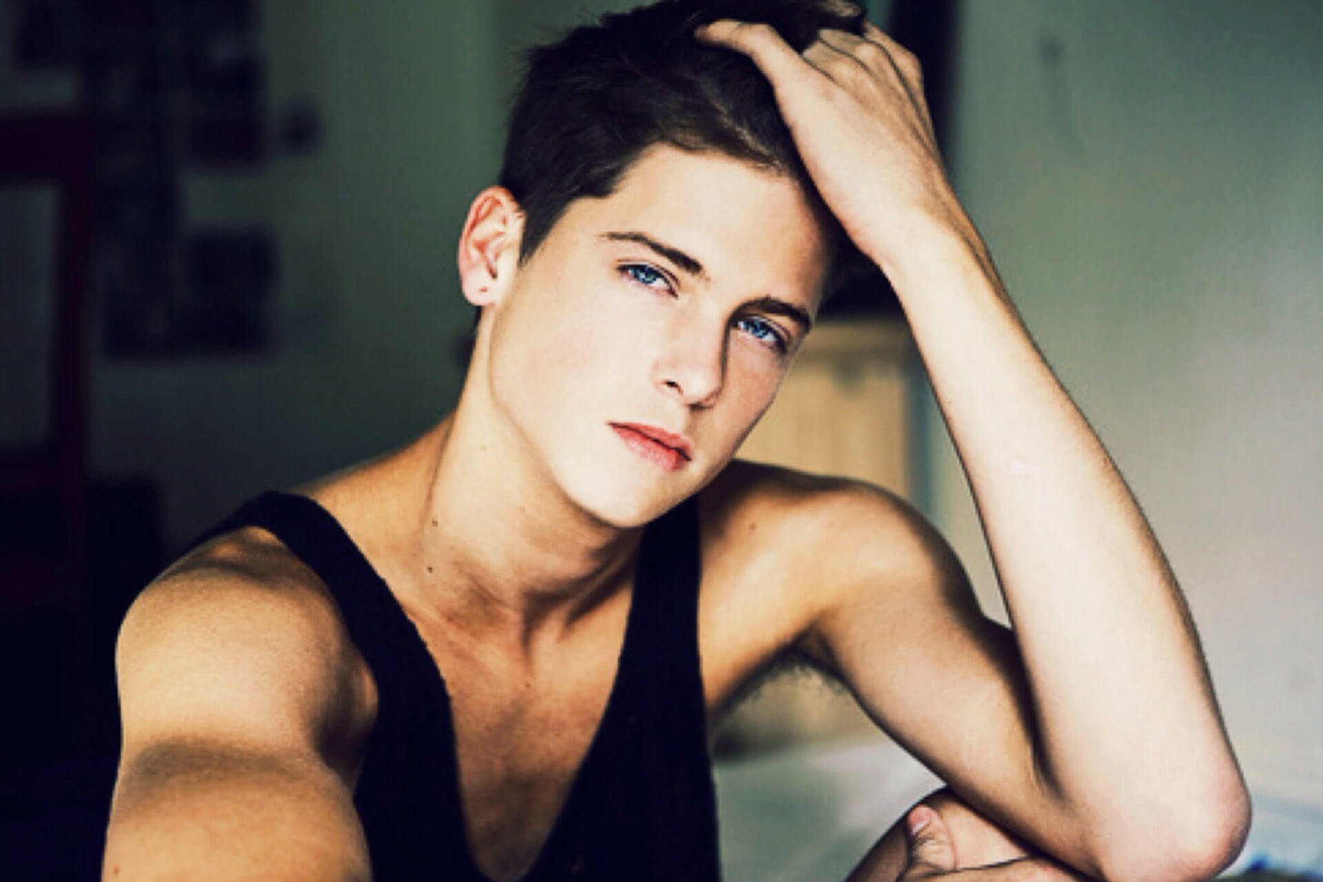 Интригующий порно молодой парень - нудистов с эрекцией