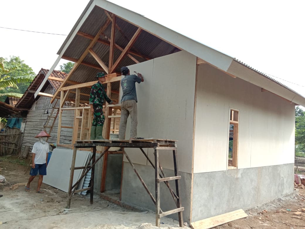 Bedah Rumah TMMD Ke 111 Tahap Pemasangan Asbes | kliksumatera.com