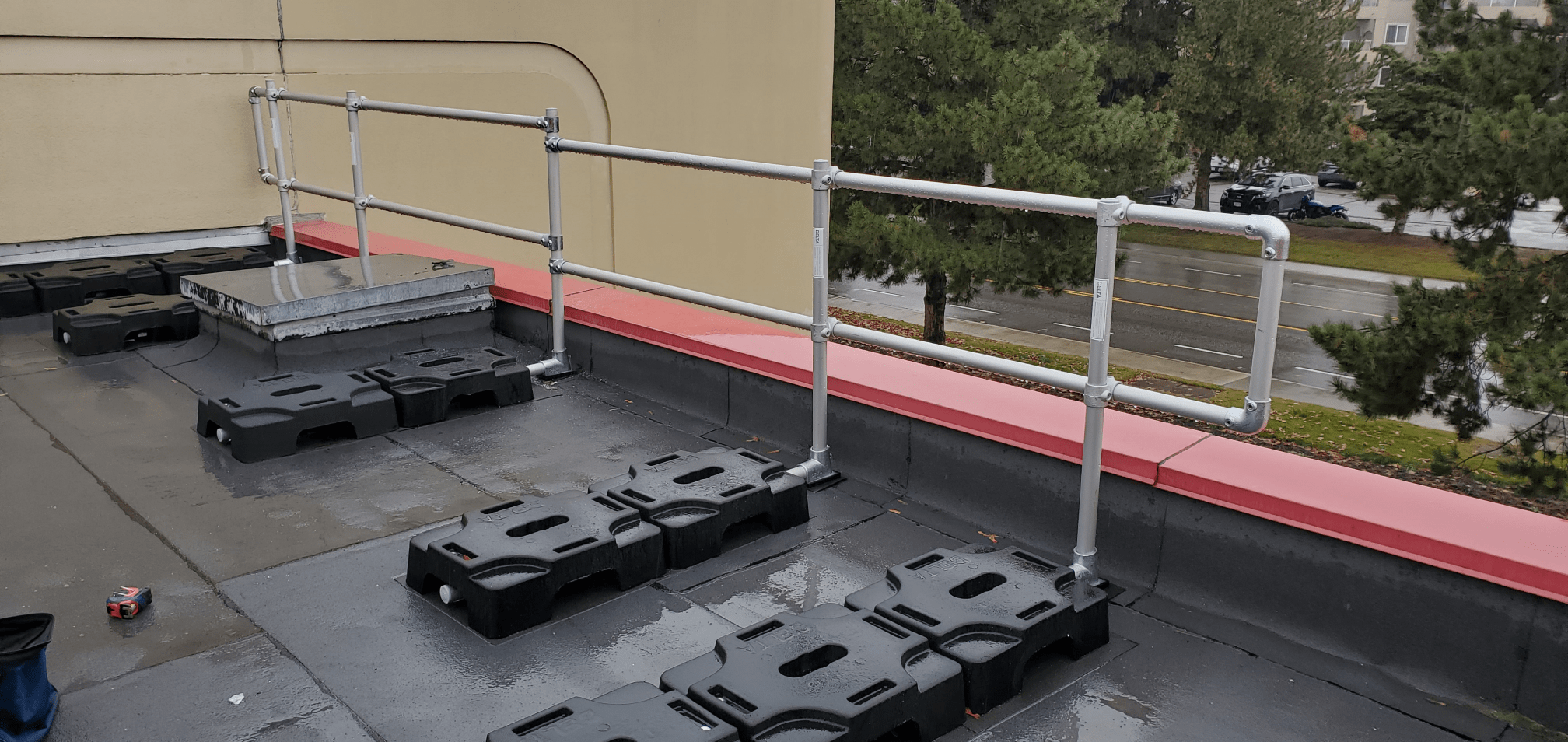 Guardrail Dilworth Shopping Centre Kelowna, BC kN Fall Protection