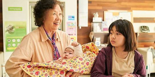 Nah berikut ini merupakan kumpulan film korea tersedih yang paling mengharukan. Film Sedih A Little Princess Derai Air Mata Perjuangan Cucu Palsu Happy Mommy For Happy Family