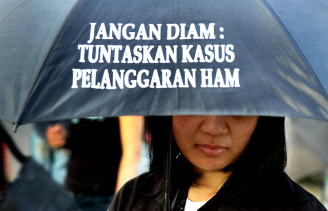 Pengertian, contoh kalimat, jenis, dan ciri. Kontradiktif, Kebijakan Pemerintah soal Hak Asasi Manusia