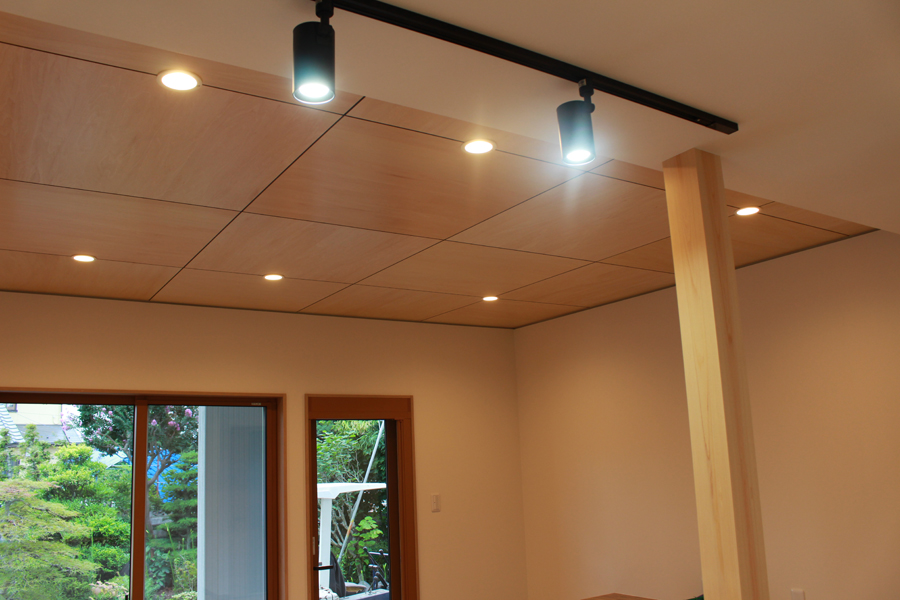 シナ合板　天井