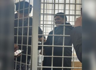 Сот акын Болот Назаровдун тоноо боюнча кылмыш ишин токтотуп, аны сот залынан бошотту