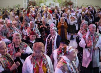 Жалал-Абад: Ташиевдин баласы 8-мартка карата 600гө жакын баатыр энени сыйлады