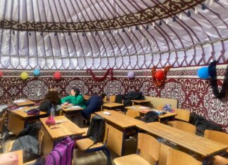 Бир кадр менен: Түркияга жөнөтүлгөн кыргыз боз үйлөрүндө окуучуларга сабак өтүлүп жатат