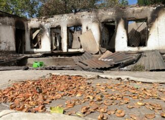 «Эки айдан бери уста жок». Баткендеги үйлөрдү куруучу компания усталарга эмгек акысын төлөбөй жатат