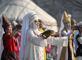 Улуттук оюндар, бий жана сүмөлөк. Бишкек жана Оштогу Нооруз майрамынан сүрөт баян