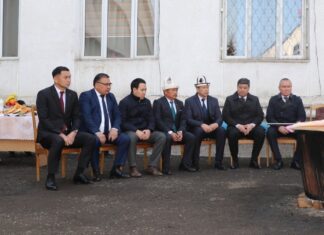 «Куран окула баштаган». Ош мэриясы жерде отуруп калган аял кызматкердин чоо-жайын түшүндүрдү