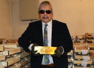 Бир кадр менен: Депутаттар Улуттук банкка барып «Кумтөрдүн» алтынын текшеришти