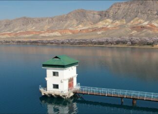 Баткен: Төрт-Гүлдө чөгүп кеткен өспүрүмдүн сөөгү табылды, дагы бири изделүүдө