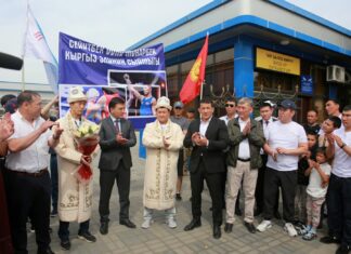 Ош: Дүйнө чемпионатында коло уткан Мунарбек Сейитбек уулу салтанаттуу тосуп алынды