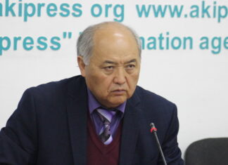 Мурдагы президенттер менен маек курган Кадырали Кошалиев Элдик курултайдын төрагалыганан убактылуу кетти