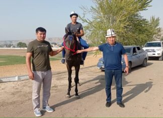 Ош: Күйөрмандар «Ынтымак» көк бөрү командасынын оюнчуларына ат мингизди