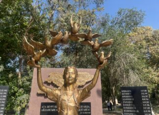 Баткен: Кыргыз-тажик чек ара жаңжалынын курмандыктарына арналган эстелик ачылды