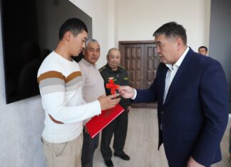 Кыргыз-тажик чек ара жаңжалында жаракат алган Таирбек Инхамовго батир берилди