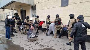 Ош: Ири куралдуу каракчылыкка шектелген 9 киши эки айга камакка алынды