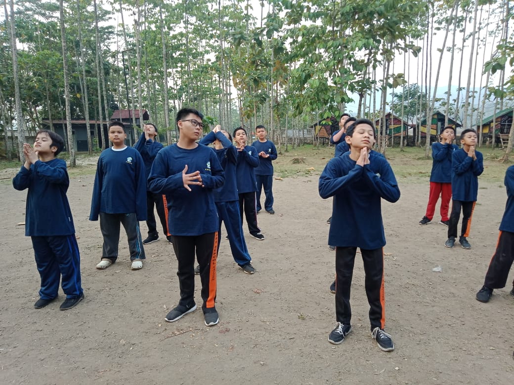 Sebagai kota yang dekat dengan ibu kota negara, bekasi menjadi salah satu daerah yang memiliki banyak sekolah menengah atas favorit. Seragam Sma Labschool