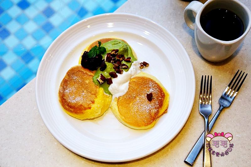 林口三井》J.S. Foodies日本奇蹟舒芙蕾鬆餅♥靜岡抹茶口味超好吃，雲朵般口感讓少女也秒殺整盤