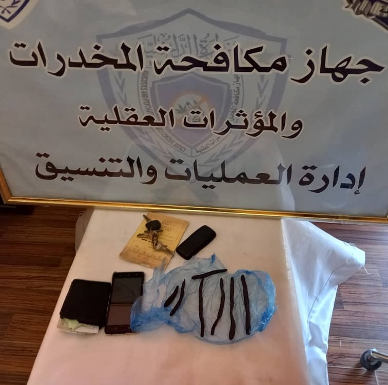 القبض على وافدين من الجنسية الافريقية يتاجران في المواد المخدرة بالعاصمة طرابلس.