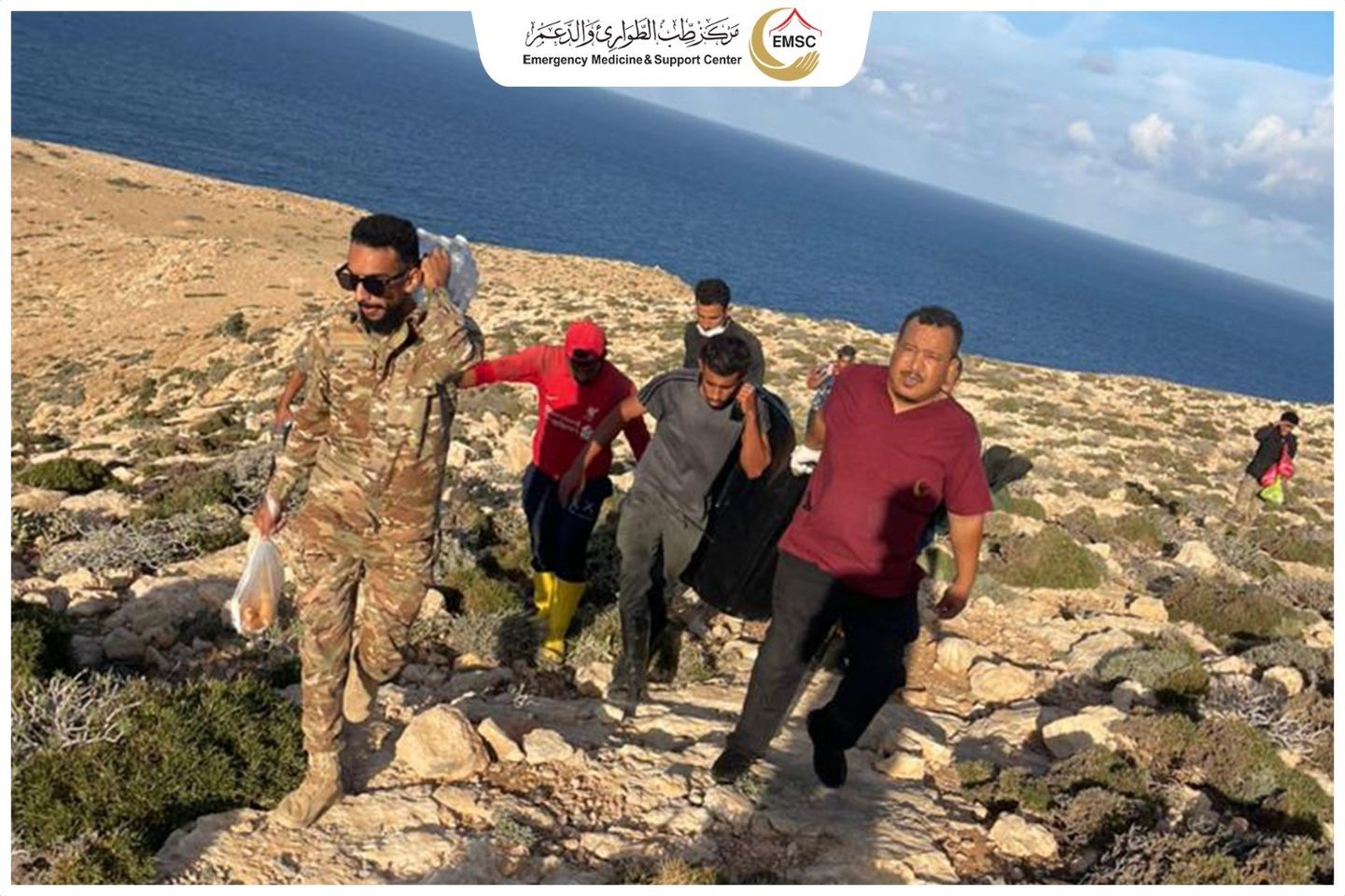  طب الطوارئ يستخرج رفات لمتوفين وأكياس أشلاء من مقبرة الظهر الحمر .
