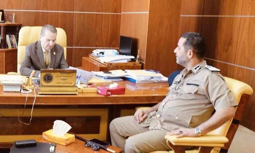 وزير التخطيط يناقش مع رئيس مصلحة الأحوال المدنية الإستفادة من الكوادر البشرية المؤهلة والمدربة لتحقيق الأهداف المستقبلية للمصلحة. وزير التخطيط يناقش مع رئيس مصلحة الأحوال المدنية الإستفادة من الكوادر البشرية المؤهلة والمدربة لتحقيق الأهداف المستقبلية للمصلحة.
