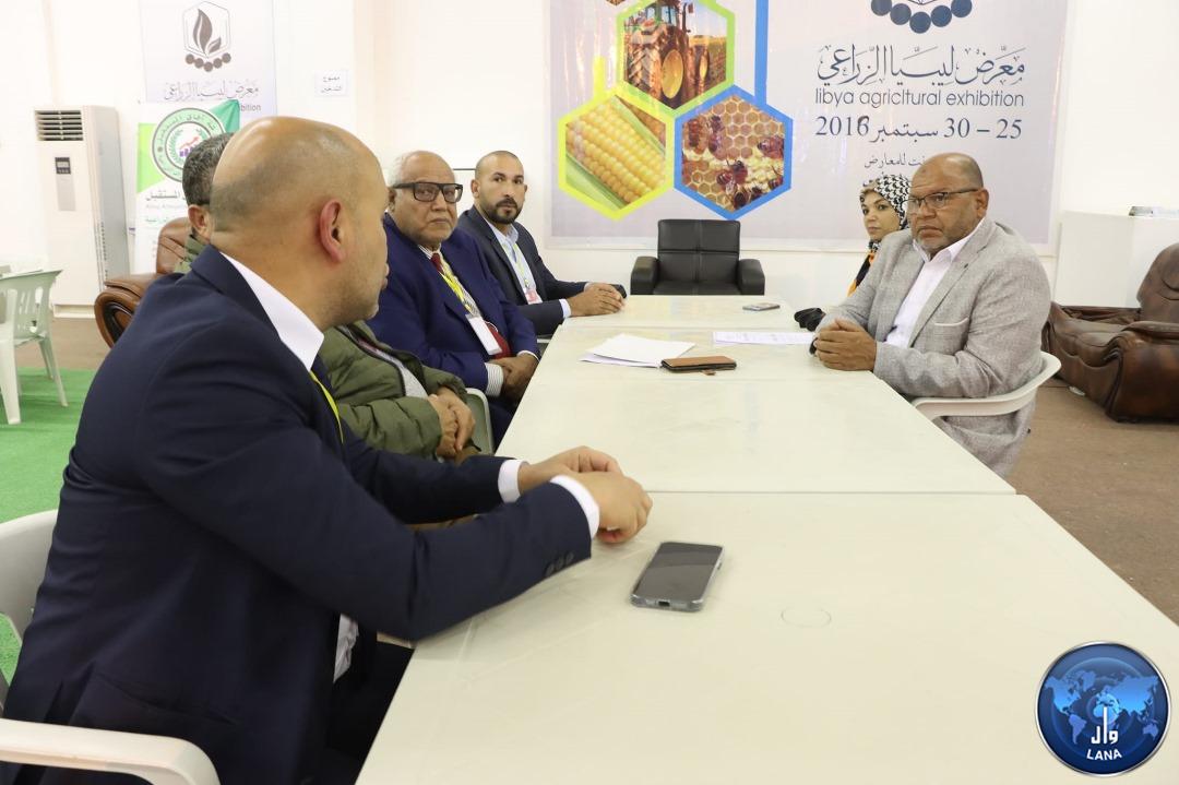 عميد بلدية البوانيس يلتقي برجال أعمال ومستثمرين تونسيين .