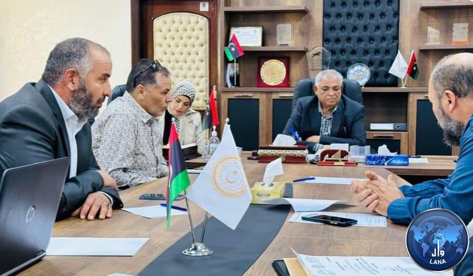 وزير الزراعة بحكومة الوحدة يلتقي مع منسق القطاع بمدينة الزاوية . وزير الزراعة بحكومة الوحدة يلتقي مع منسق القطاع بمدينة الزاوية .