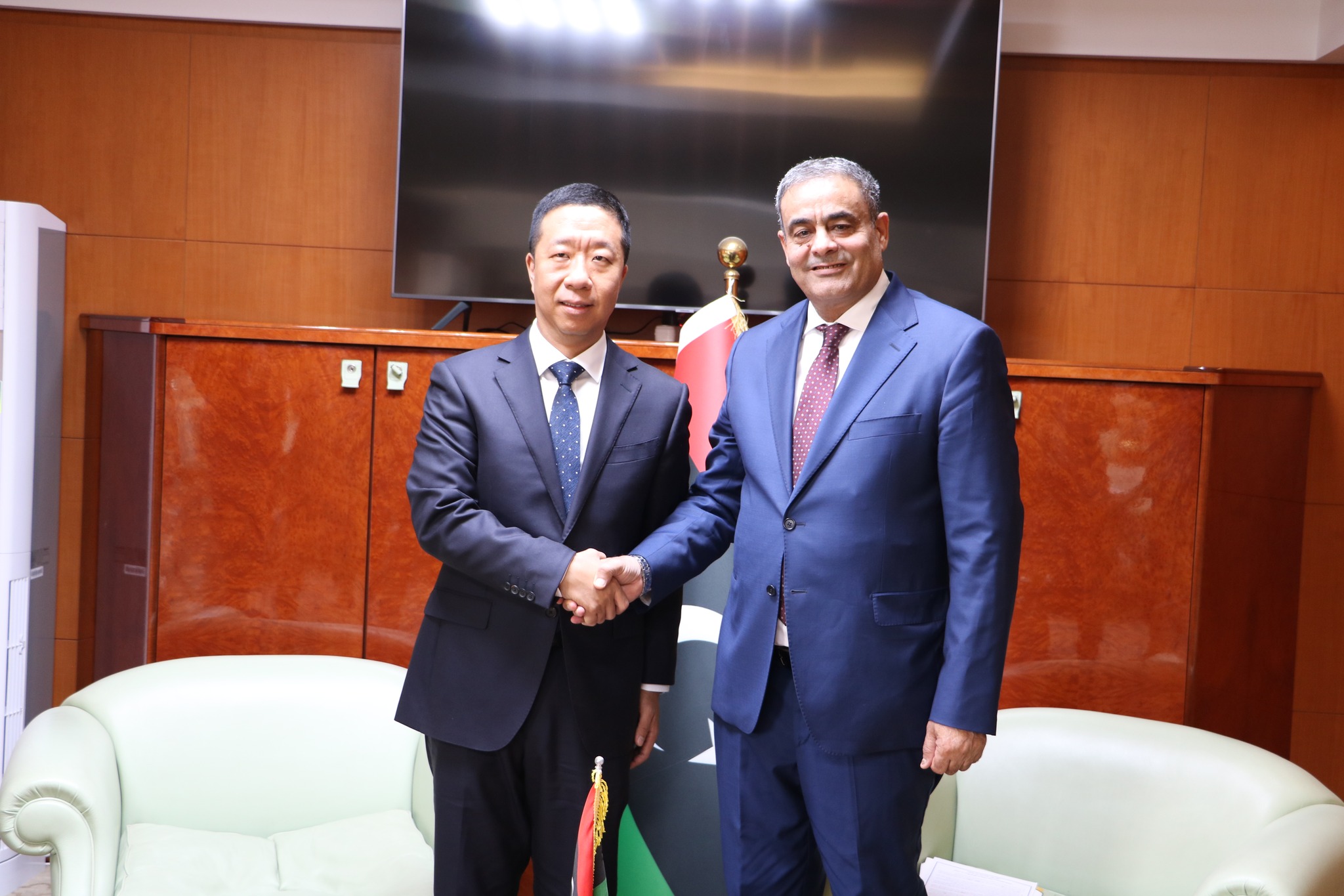 الشهوبي يبحث مع القائم بأعمال السفارة الصينية عودة الشركات الصينية إلى ليبيا. 
