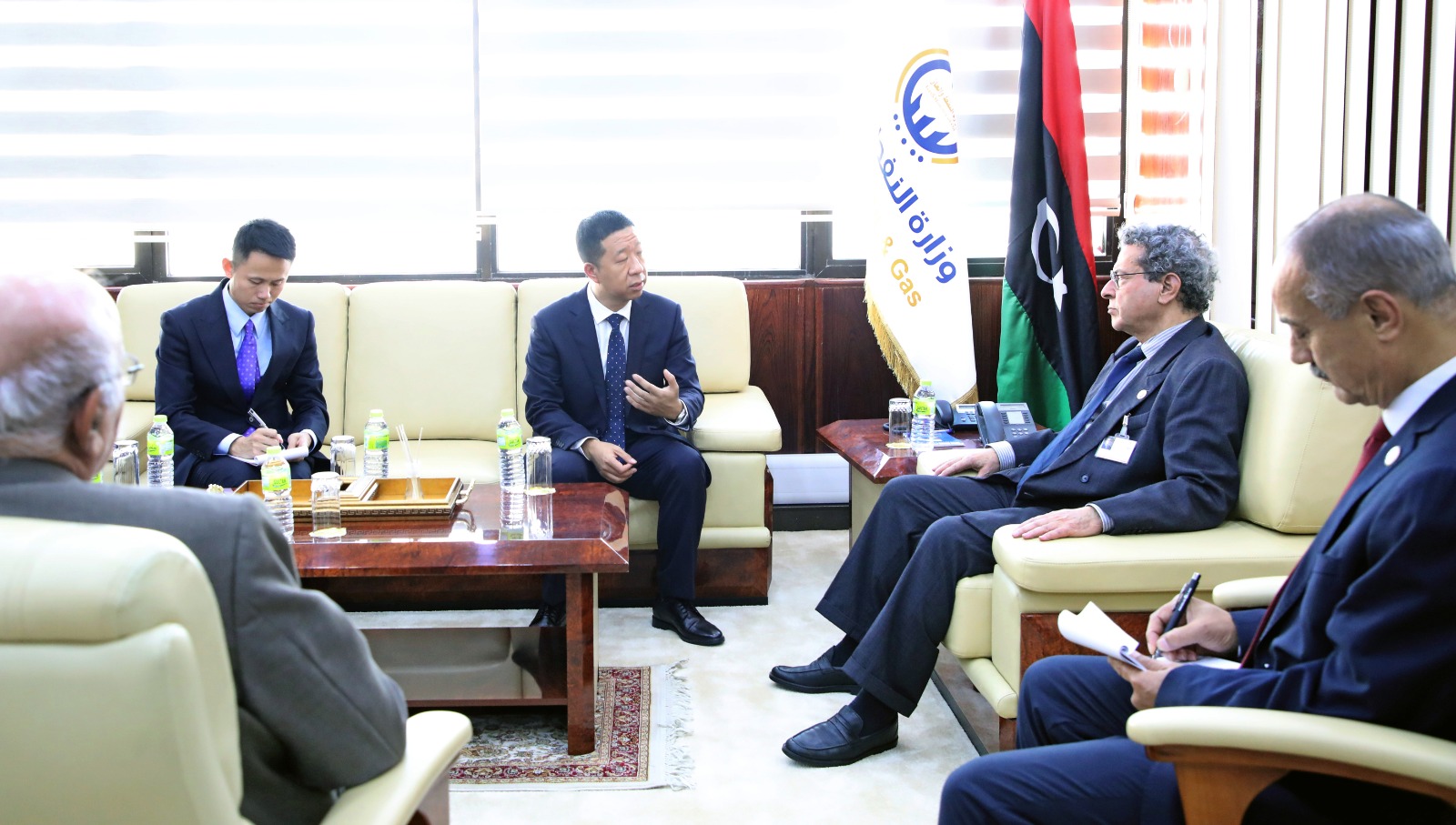 وزير النفط والغاز يستقبل القائم بالأعمال الصيني في ليبيا