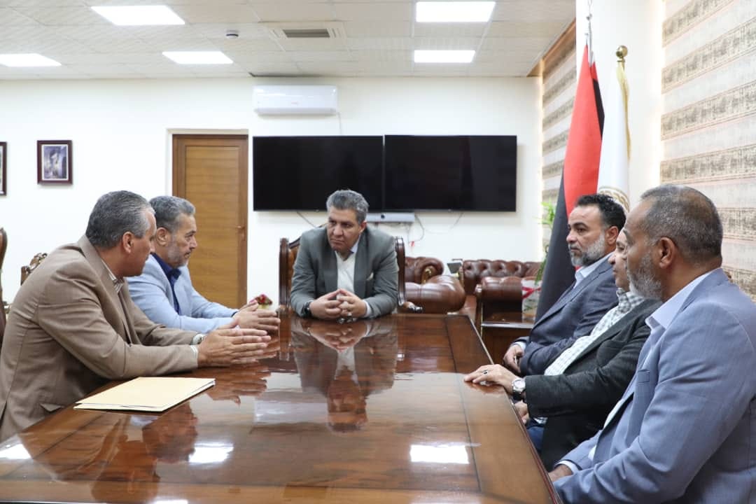 وزير التعليم يناقش مع مراقبة تعليم جنزور سير العملية التّعليمية والملاك الوظيفي .