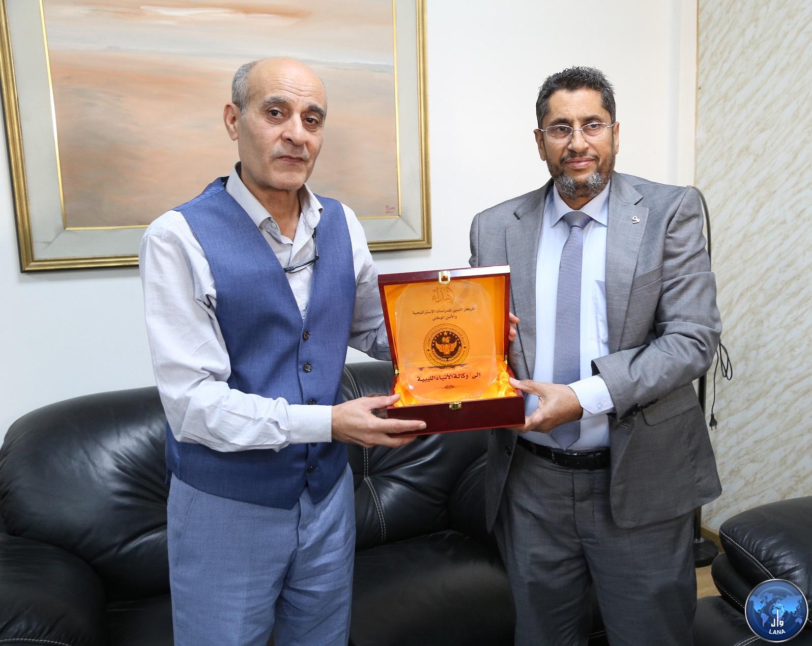 أبودية يؤكد خلال استقباله لوفد المركز الليبي للدراسات الإستراتيجية والأمن الوطني على أهمية التعاون بين المركز ووكالة الأنباء الليبية. أبودية يؤكد خلال استقباله لوفد المركز الليبي للدراسات الإستراتيجية والأمن الوطني على أهمية التعاون بين المركز ووكالة الأنباء الليبية.